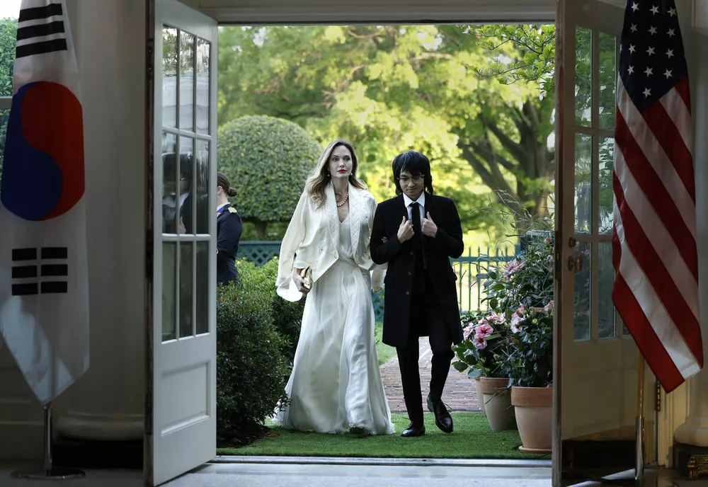 Анджелина Джоли вместе с сыном Мэддоксом