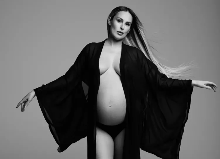 Беременная первенцем Румер Уиллис снялась в рекламе одежды для будущих мам