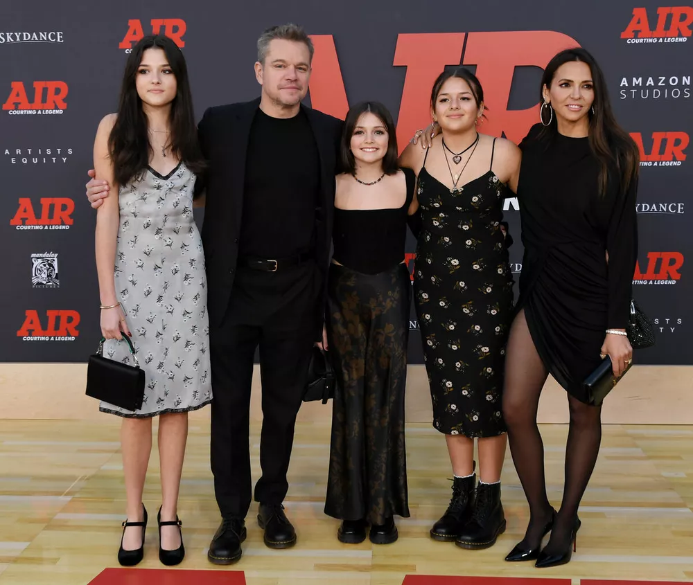 Мэтт Деймон с женой и дочерьми на премьере фильма “Воздух”