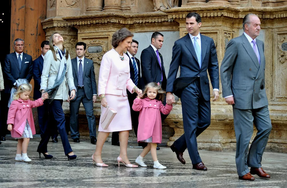 2010 год. Из храма Пальма-де-Майорка выходят (справа налево) тогда еще король Хуан Карлос, его сын Филипп, внучка Леонор, жена София, невестка Летиция и внучка София