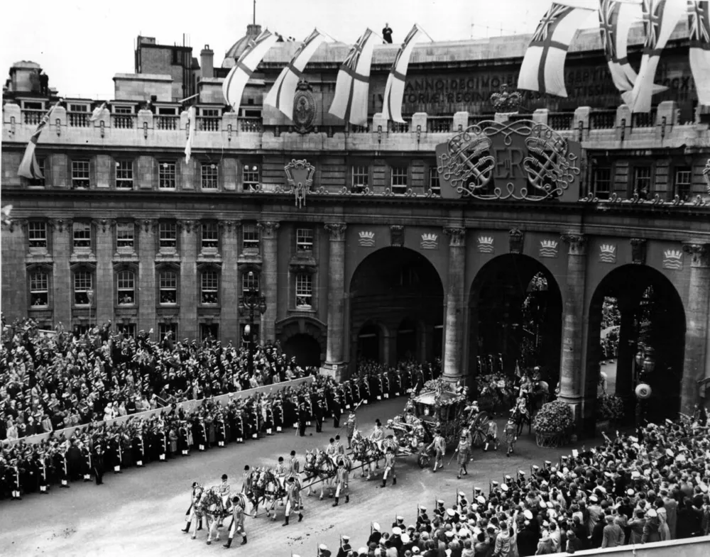 2 июня 1953 года было прохладно и юной Елизавете II пришлось два с половиной часа мерзнуть в золотой Государственной карете Великобритании