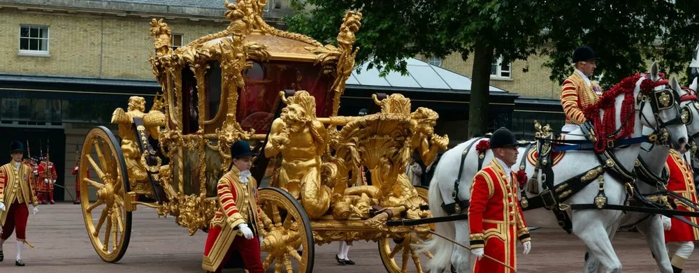 Из Вестминстерского аббатства королю с королевой, в соответствии с традицией, придется ехать в золотой Государственной карете