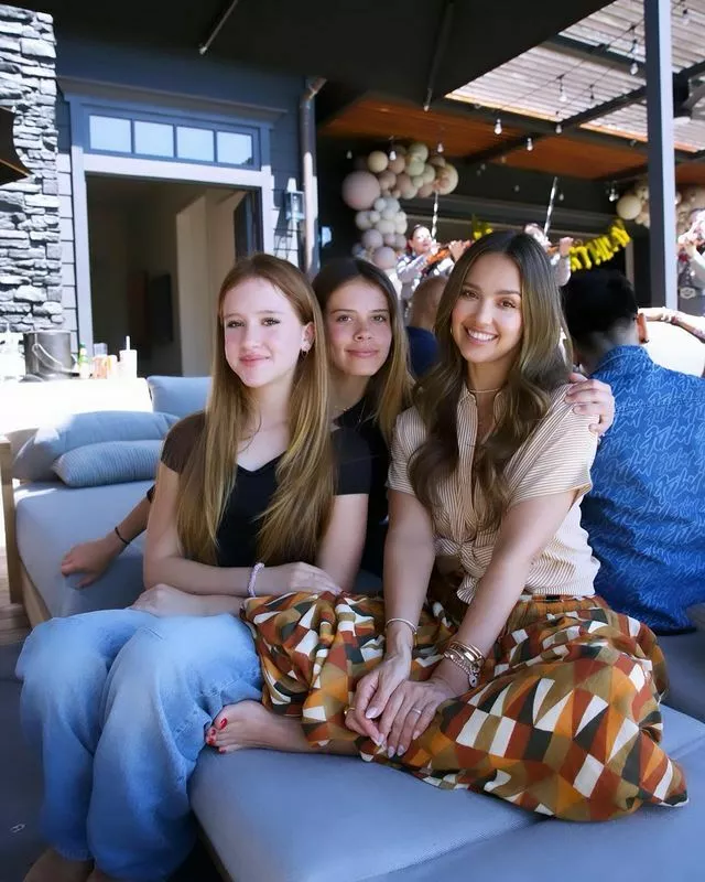 Джессика с дочерьми