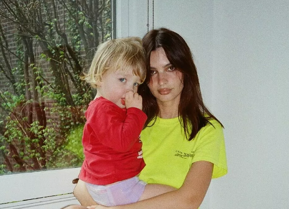 Эмили Ратажковски выложила фото с подросшим сыном 