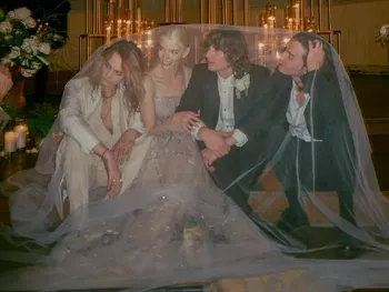 Аня ТейлорДжой с женихом и друзьями