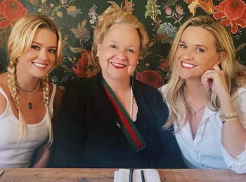 Ава слева Риз Уизерспун справа