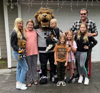 Тори с Дином Макдермоттом и детьми