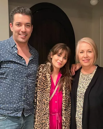 Скотт и Дешанель и матерью