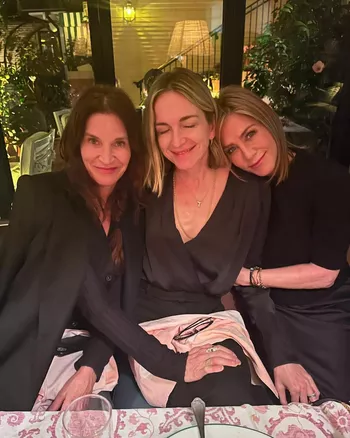 Энистон с подругами