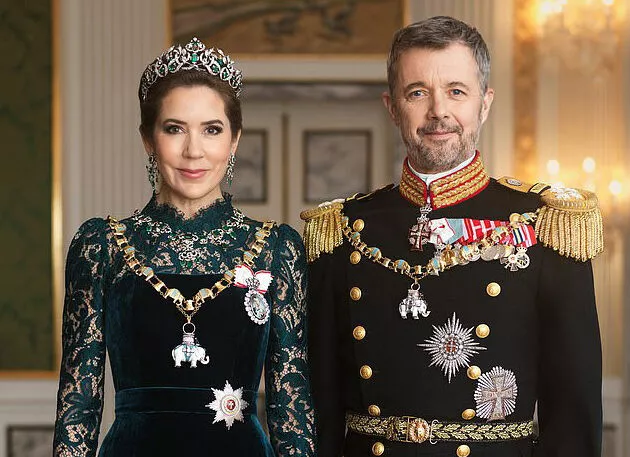 Король и королева Дании представили первые официальные портреты