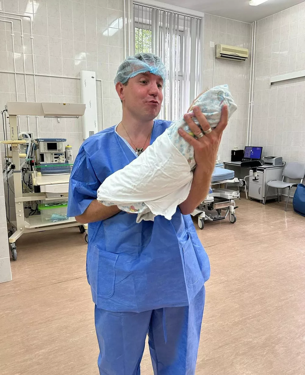 Дмитрий с новорожденным сыном