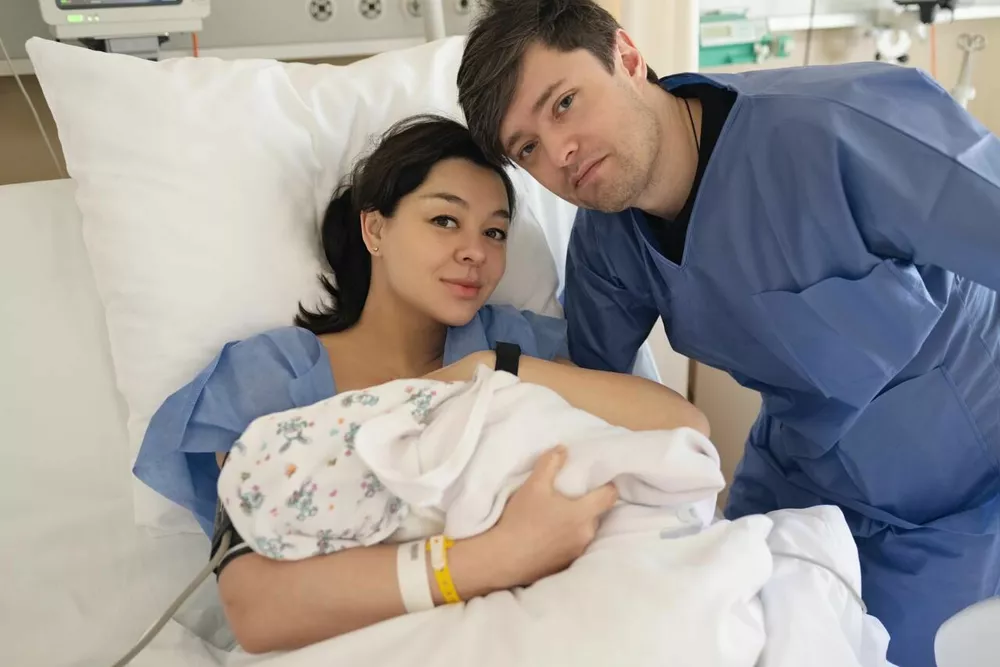 Марина и Аркадий с новорожденной