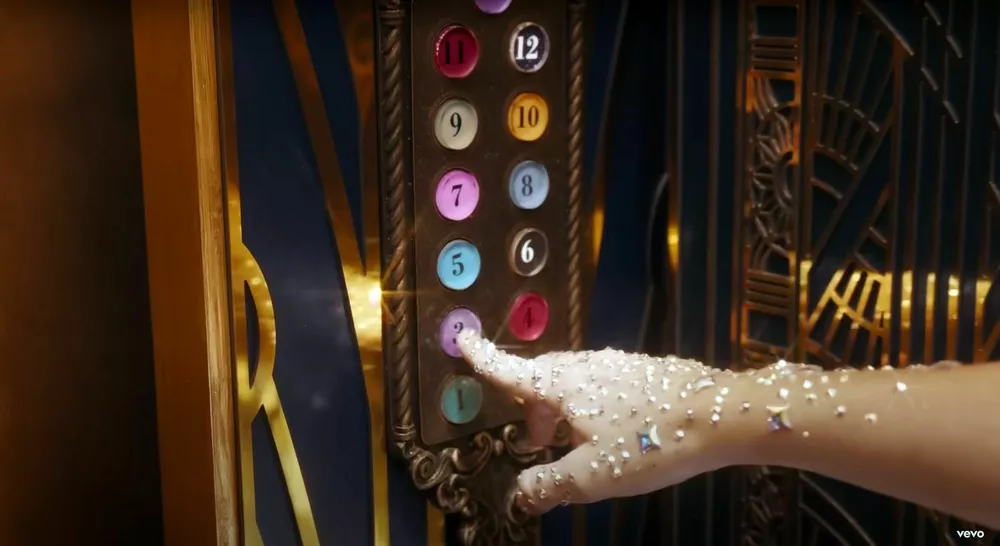 Кнопки в лифте изображены в цветах уже вышедших и готовящихся альбомов.