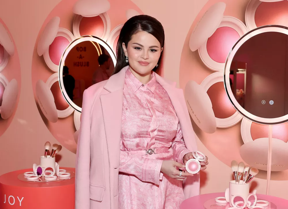 В стиле Барби: Селена Гомес в розовом наряде появилась на бьюти-презентации