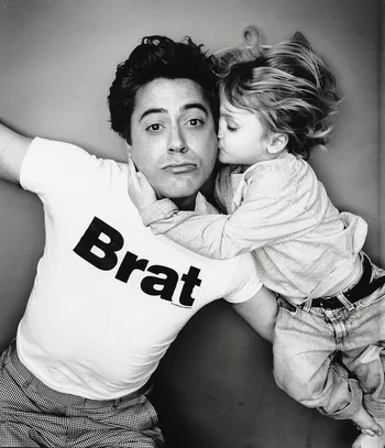 Роберт Даунимладший с сыном