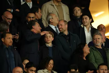 Уильям и Джордж наблюдают за игрой