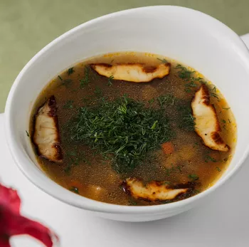 Грибной суп с луком, морковью и томатом