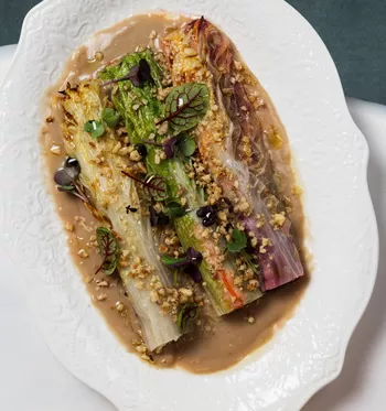 Голубцы из китайской капусты с овощами и соусом из фенхеля и кокосовым молоком 