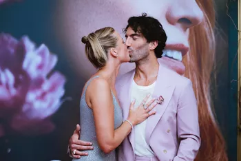 Джастин Бальдони с супругой на премьере Все закончится на нас