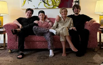 Шэрон с сыновьями