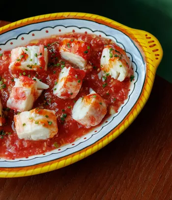 Мясо краба с томатным тартаром и вареньем из чили