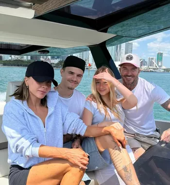 Виктория Бекхэм с мужем и детьми