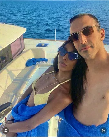 Наоми с другом