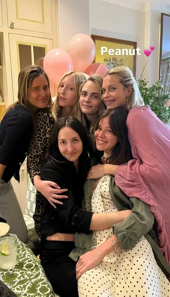 Поппи Делевинь с сестрой и подругами