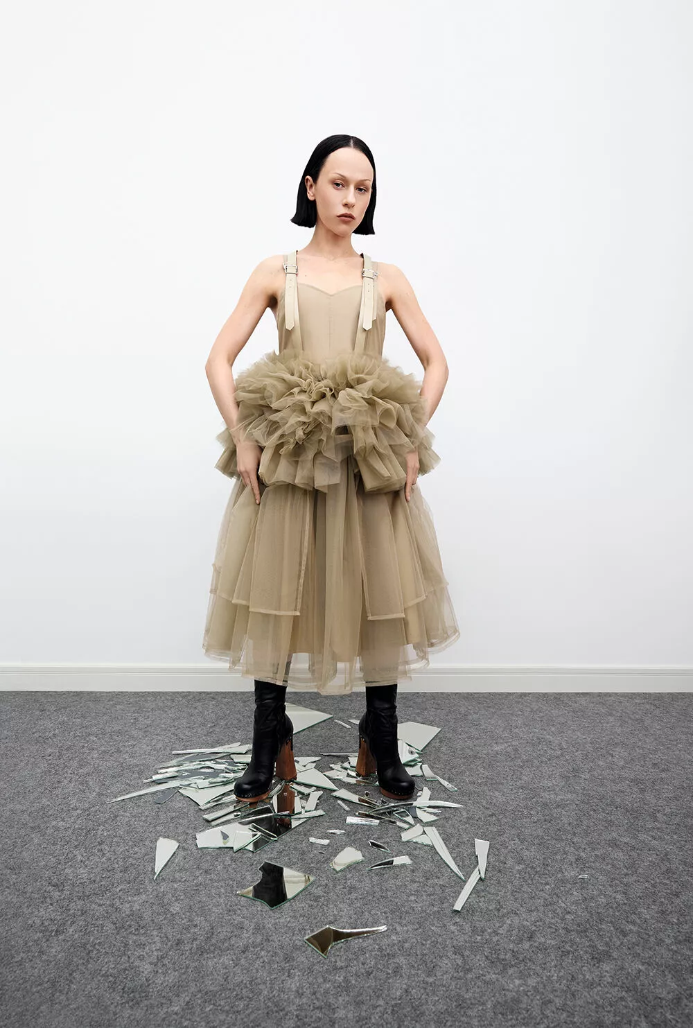 Платье, Noir Kei Ninomiya from J'adore Moscow; обувь, PRADA.