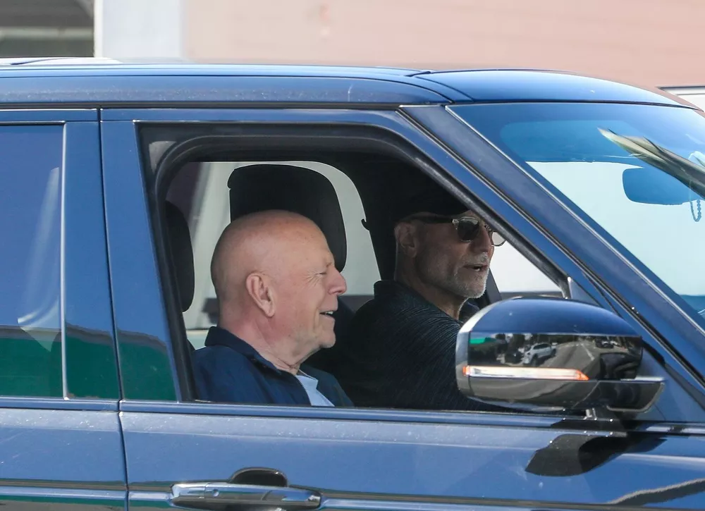 71-летний Брюс Уиллис замечен на автомобиле в Лос-Анджелесе 