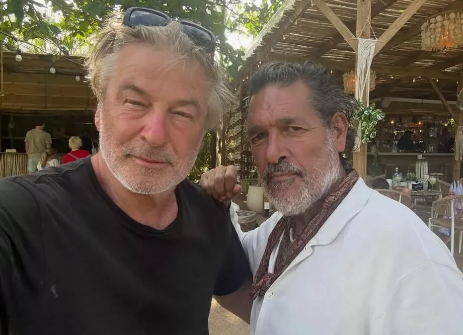 Алек Болдуин озадачил фанатов снимком с Антонио Бандерасом