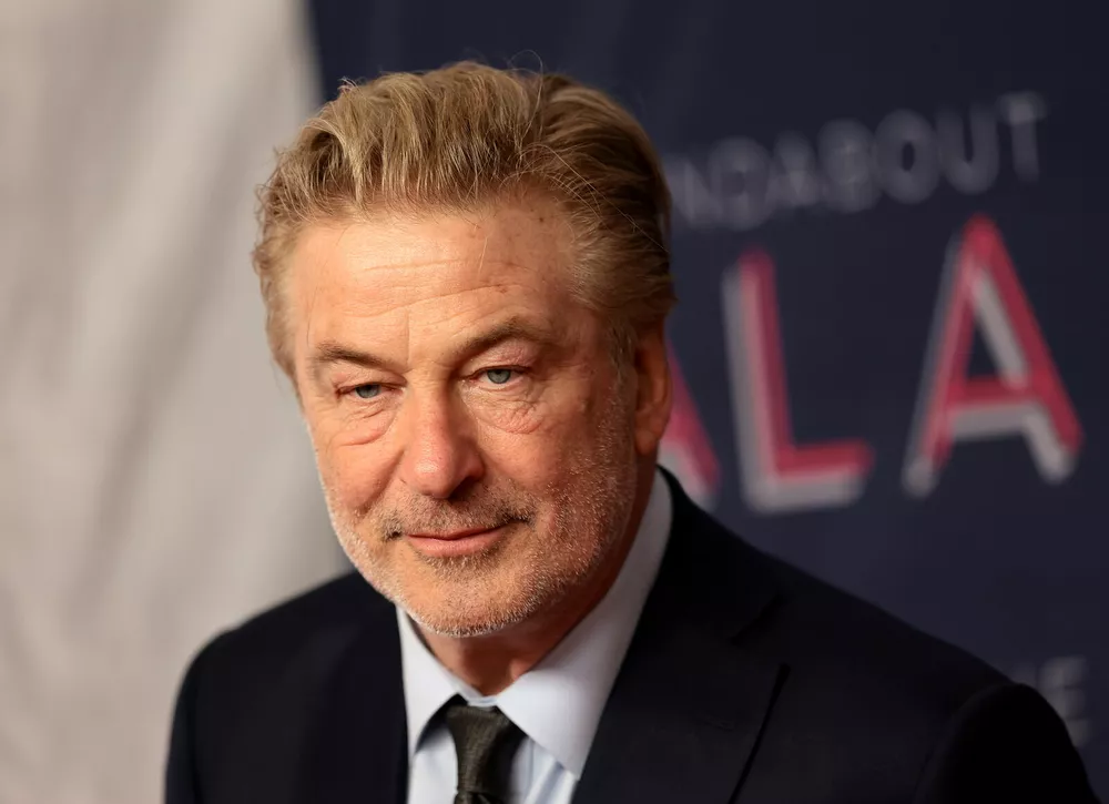 Алек Болдуин снова предстанет перед судом из-за убийства на съемках "Ржавчины"