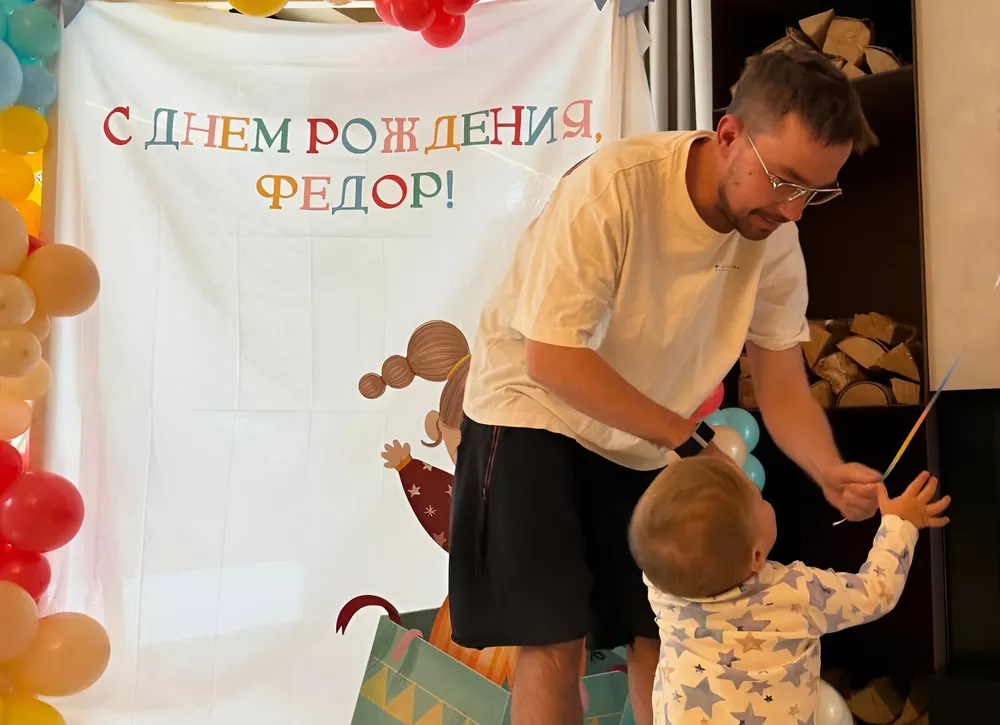 Александр Петров отмечает первый день рождения единственного сына