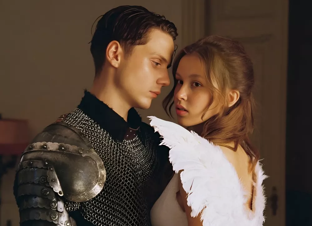 Рыцарь и ангел: Ваня Дмитриенко и Аня Пересильд изобразили Ромео и Джульетту на новых совместных фото