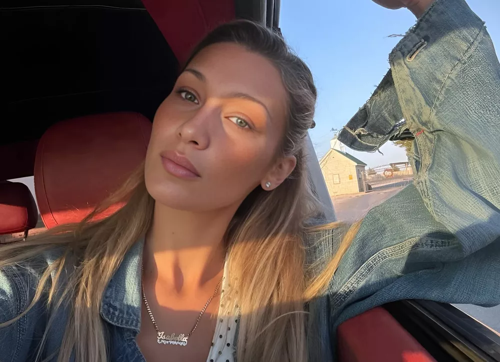 Белла Хадид позирует в очень откровенном наряде из блестящего кружева