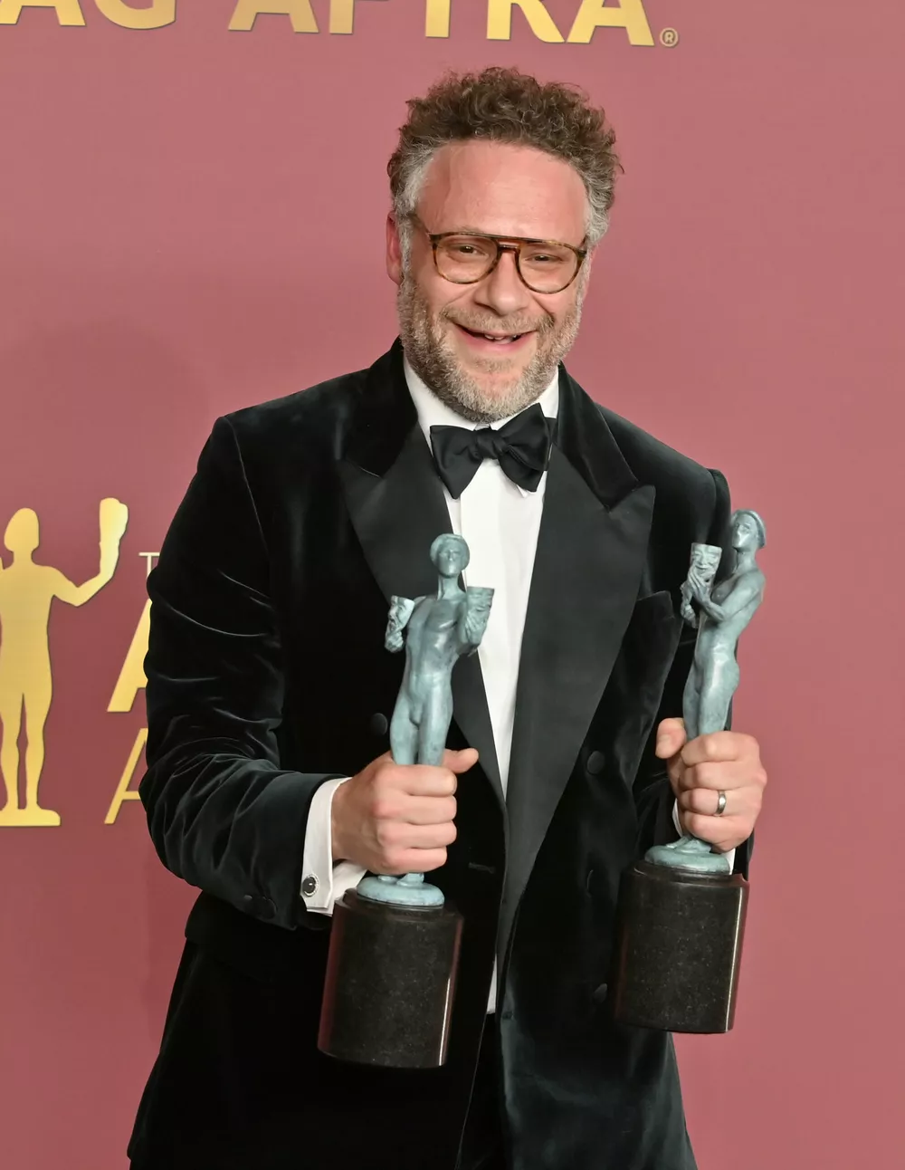 Сет Роген получает награду Кэтрин О"Хары