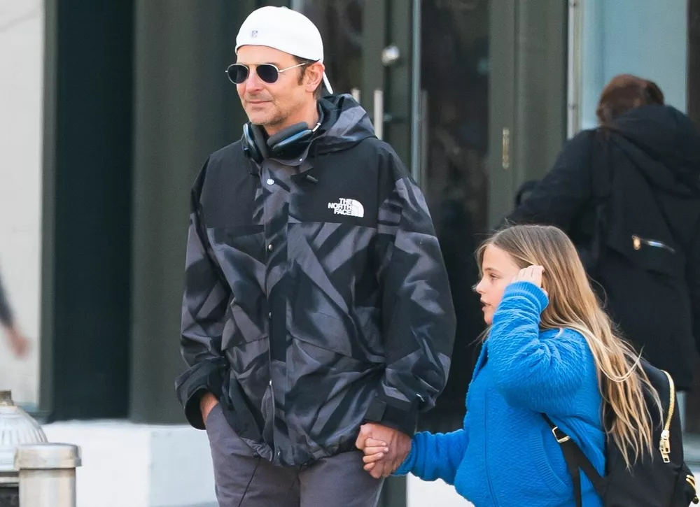 Брэдли Купер помог Ирине Шейк – и забрал общую дочку из школы