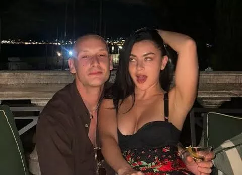 Charli XCX снялась для обложки глянца