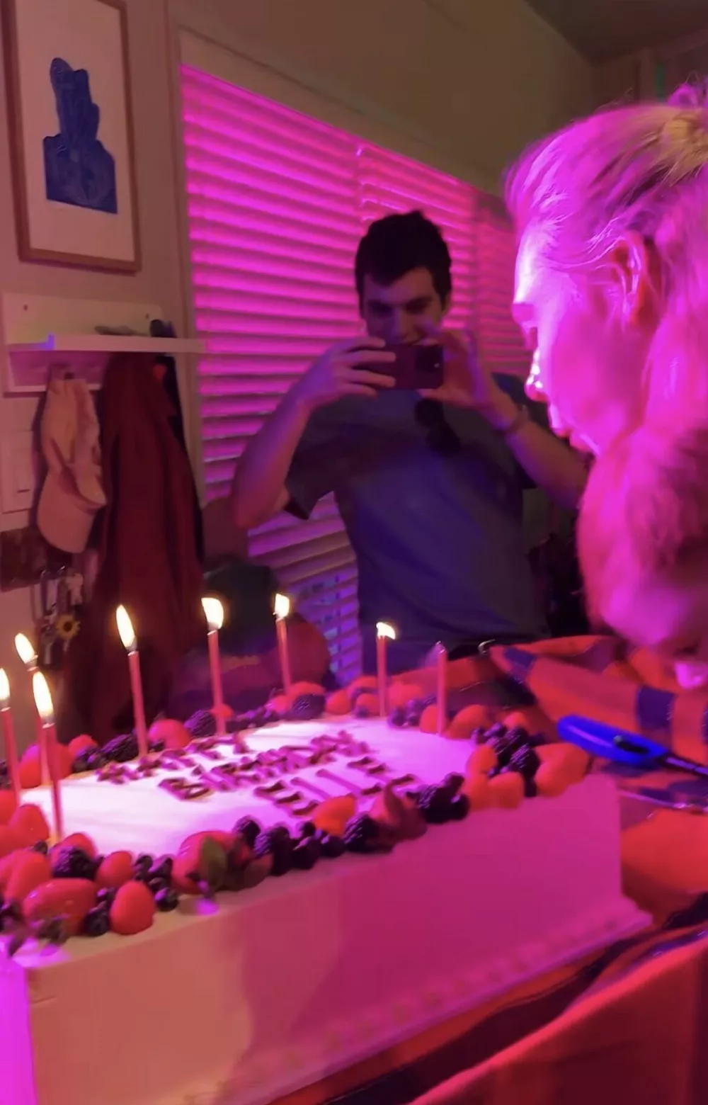 Эль задувает свечи