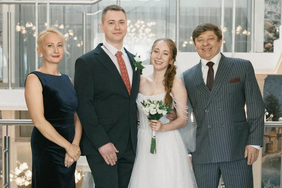 Невеста с мамой, папой и женихом
