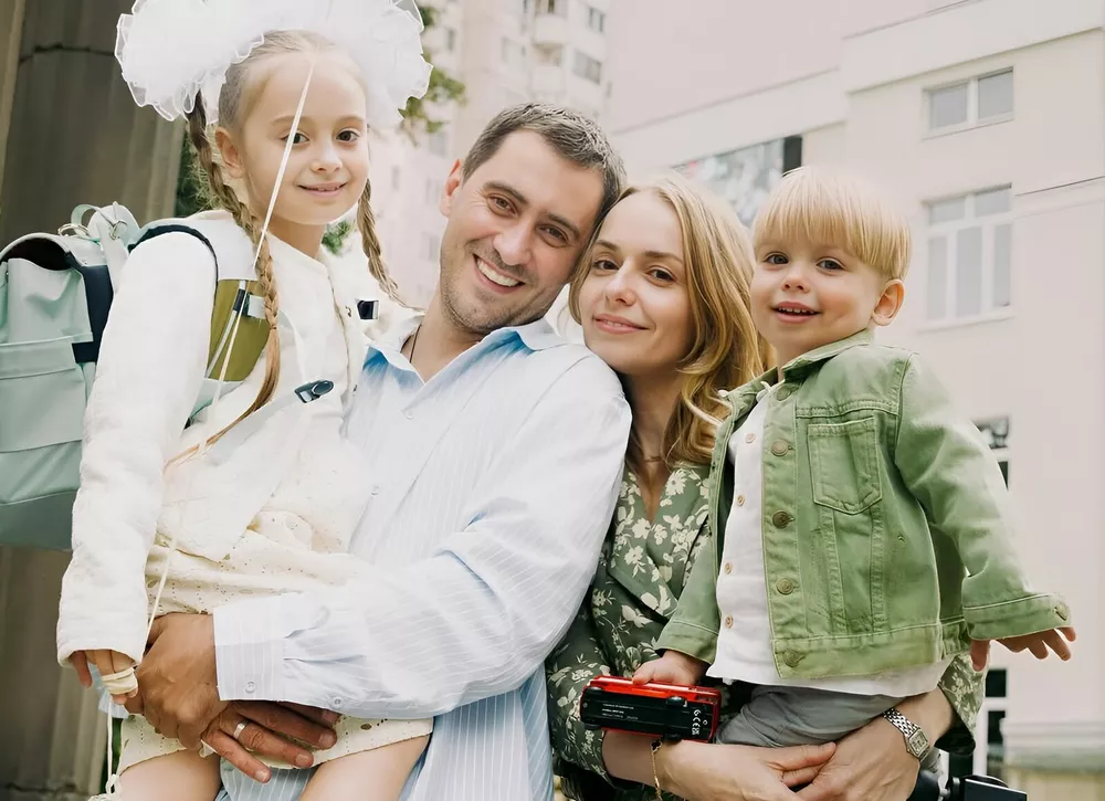 Дмитрий Чеботарев с маленьким сыном примерили парные образы в духе нью-йоркского стрит-стайла