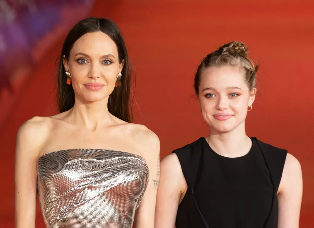 Дочь Анджелины Джоли Шайло удивила поразительным сходством с матерью на съемках клипа: фото