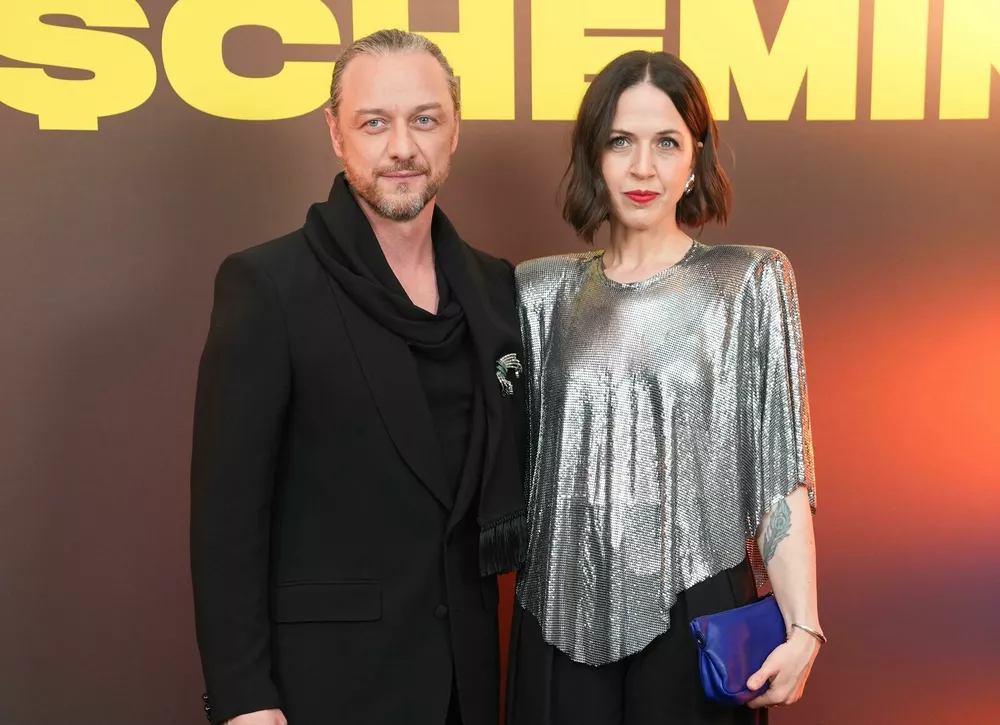 Джеймс Макэвой вышел в свет с женой после признания о тайном сыне