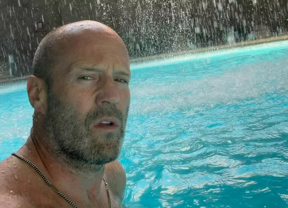 Джейсон Стейтем опубликовал редкие фото сына и дочки на роскошном курорте