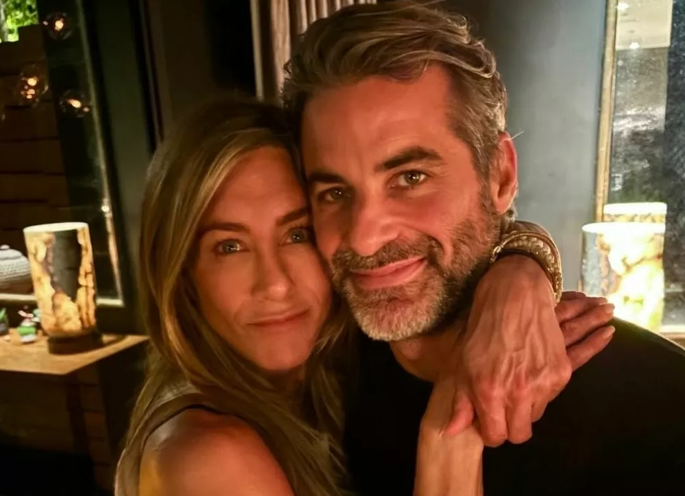 Дженнифер Энистон опубликовала новое селфи с бойфрендом 