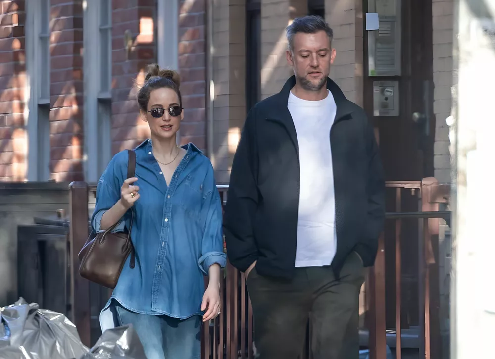 Дженнифер Лоуренс в тотал-дениме гуляет по Нью-Йорку с мужем