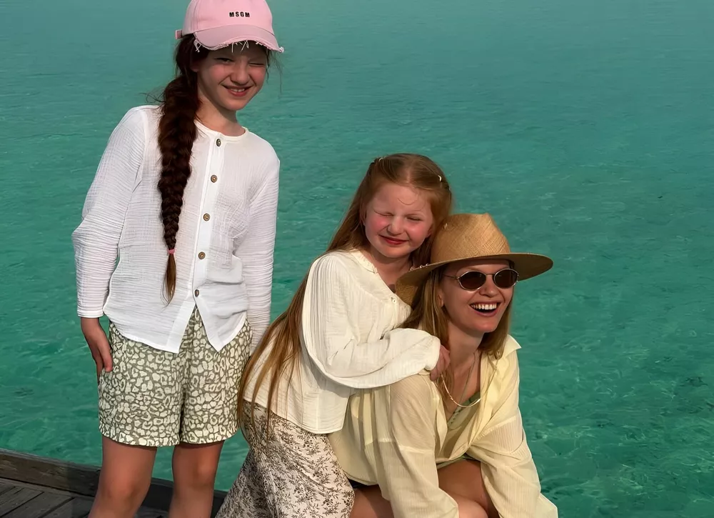 Елена Кулецкая выложила редкие кадры из отпуска с мужем и дочками