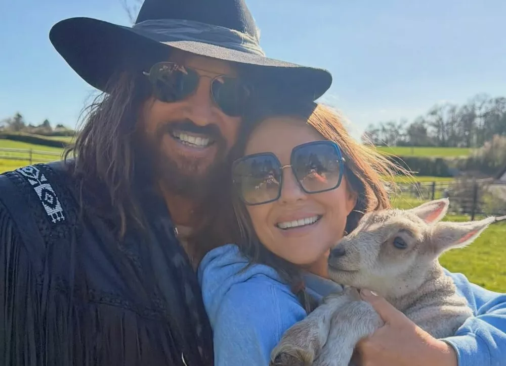 Элизабет Херли и Билли Рэй Сайрус отметили годовщину отношений