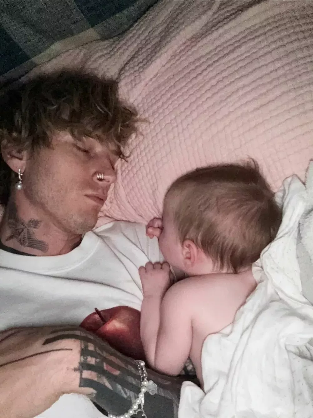 Machine Gun Kelly с дочкой от Меган Фокс