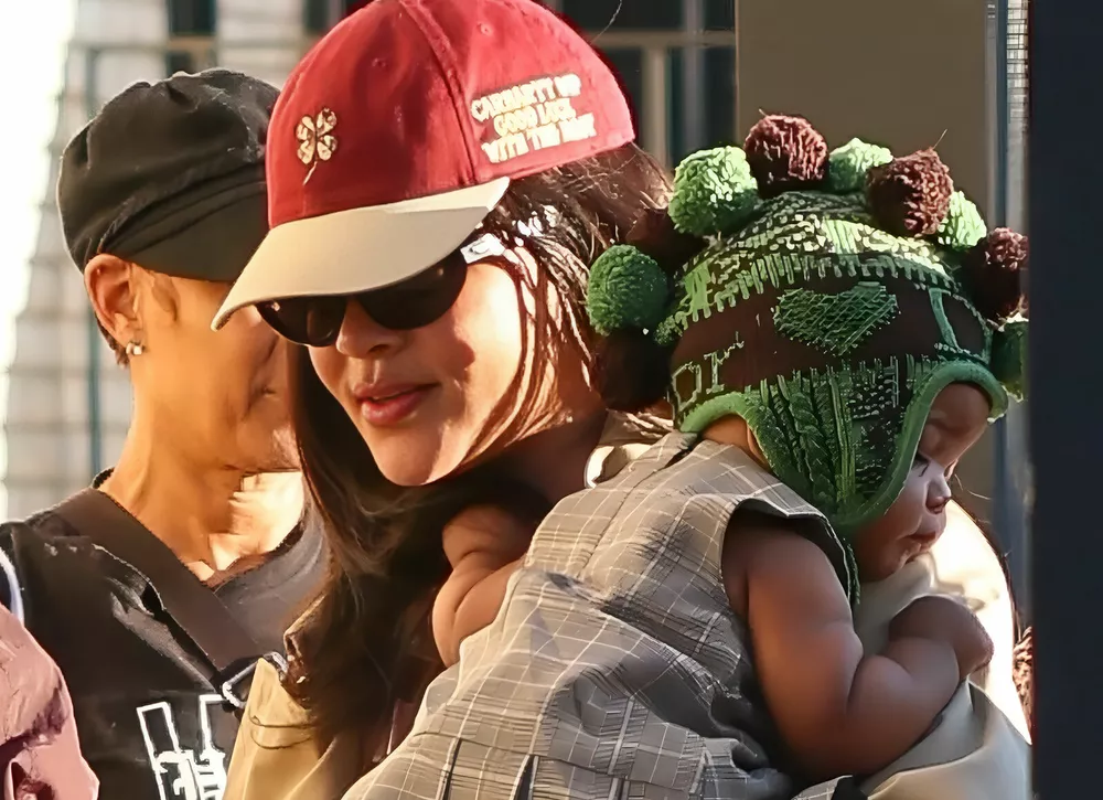 Фото дня: первое появление 6-месячной дочки Рианны на публике